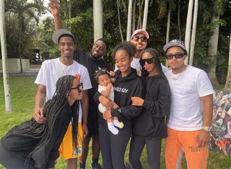 Star of the 2000s rapper P. Diddy shares a rare family photo with all 7 of his children from ...