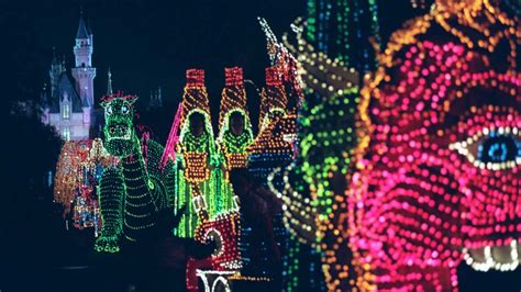 Main Street Electrical Parade Returns to Disneyland for a limited time! - ABC7 Chicago