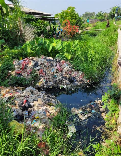 Saluran Irigasi tertutup sampah Petani Rentan Gagal Panen