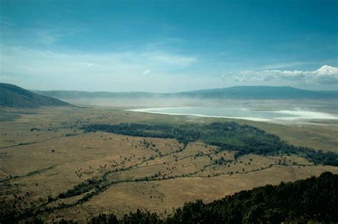 File:Ngorongoro crater scenic.jpg - Wikimedia Commons