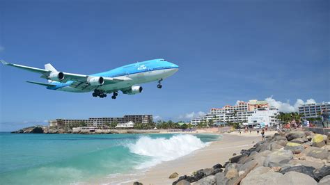 KLM Landing at Princess Juliana International Airport over Maho Beach ...