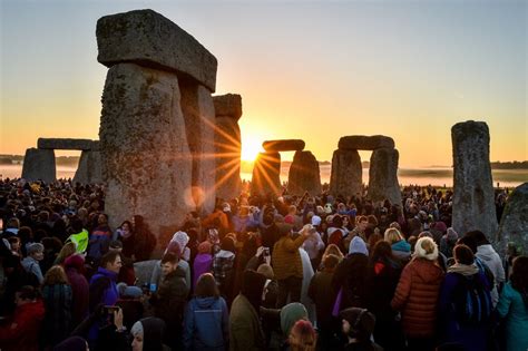 Stonehenge summer solstice 2019: Thousands gather to watch sunrise on chilly morning in ...