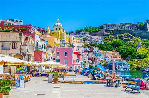 Procida im Golf von Neapel - eine Augenweide | Urlaubsguru | Pouilles italie, Côte amalfitaine ...