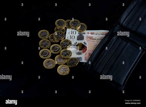 Wallet and cash Stock Photo - Alamy