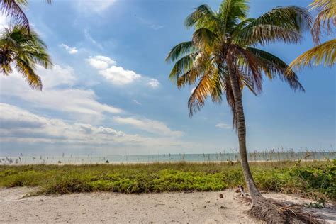 Beachfront Dunes, 3 Bedrooms plus Den, Gulf Front, Pet Friendly, Sleeps 8 | Fort Myers Beach ...