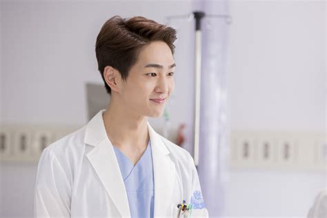 First Stills of SHINee's Onew From "Descendants of the Sun" Released | Soompi