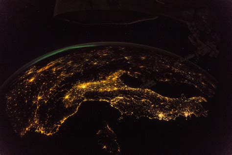 News Spazio: Le luci della Terra di notte, una nuova ricerca per l'inquinamento luminoso, by ESA!