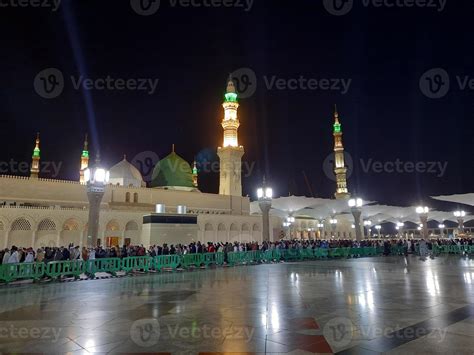 Beautiful view of Masjid al-Nabawi, Medina, Saudi Arabia in night-lights. 17101455 Stock Photo ...