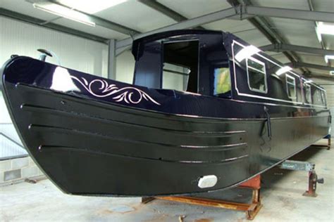 Narrowboat Paint Techniques | A Professional Paint Job Or DIY Narrow Boat Painting?