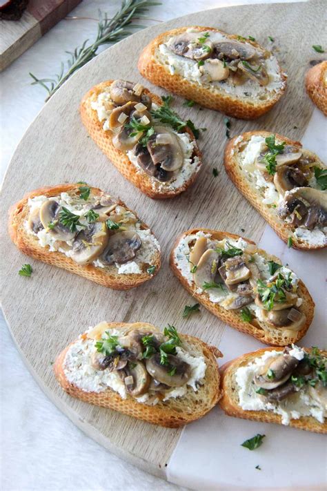 Easy & Elegant Holiday Appetizers // These Lemony Mushroom Crostinis look amazing! They have ...