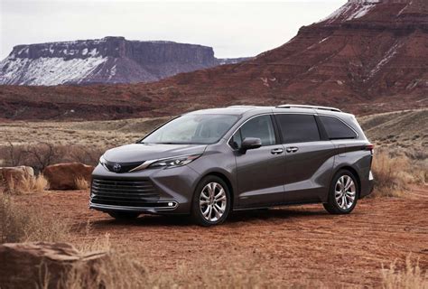 2021 Toyota Sienna hybrid minivan: Price and mpg increase