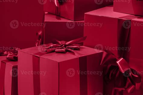 Gift boxes with bow on red background. Color of the year 2023 - Viva Magenta 15269460 Stock ...