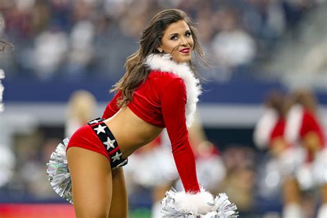 Photos: The Dallas Cowboys Cheerleaders Are Ready For Christmas - The Spun