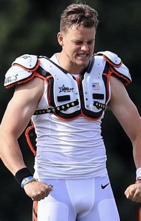 Joe burrow bulge : r/NFL_Bulges