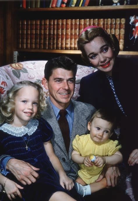 Jane Wyman, Ronald Reagan and their two children #Actress #RonaldReagan #Family | Jane wyman ...