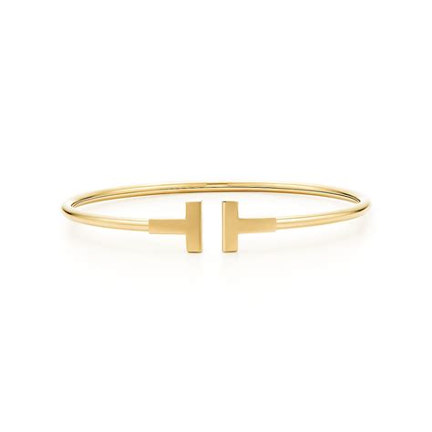 Tiffany T wire bracelet in 18k gold, medium. | Tiffany & Co.