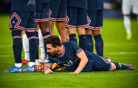 Football News | Lionel Messi Lays Behind the PSG Wall During Man City Free-Kick, Impresses ...