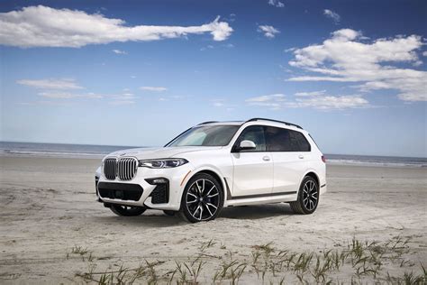 Gallery: 2019 BMW X7 xDrive50i in Mineral White Metallic