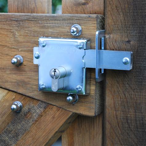 Gate locks with code or with key? Different lock types