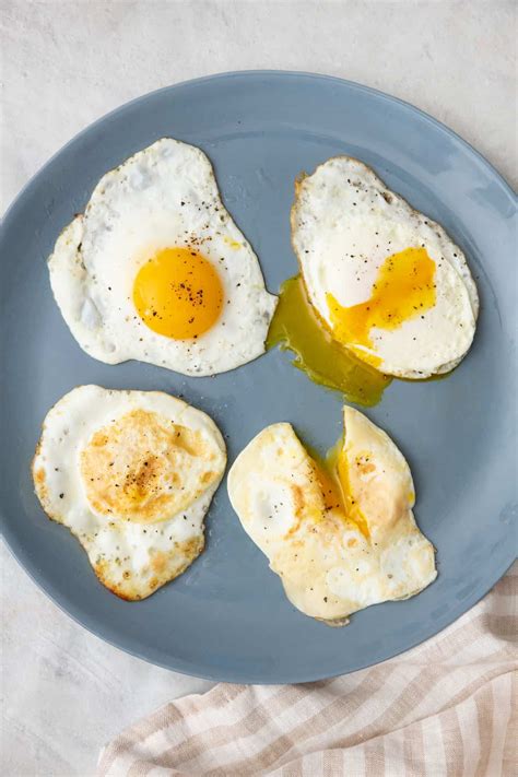 How to Poach Eggs {Easy Tutorial} - FeelGoodFoodie