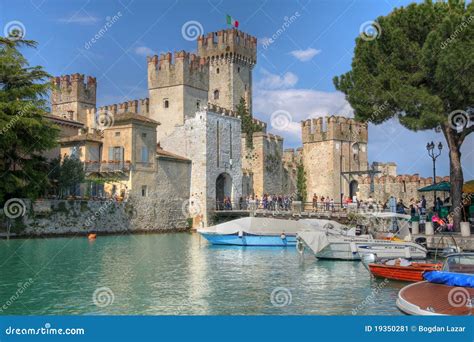 Scaliger Castle, Sirmione on Lake Garda, Italy Editorial Photo - Image of italia, northern: 19350281