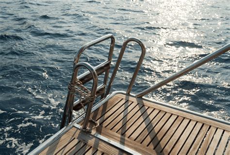 The 6 Best Pontoon Boat Ladders in 2022 -A Buyer’s Guide - BoatPowered