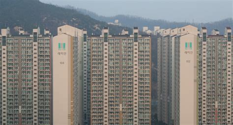 Do the majority of South Koreans live in this type of housing? If so ...