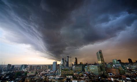 An evening storm over London [2560x1536] Photo by Tom Archer/Barcroft Media : r/WeatherPorn