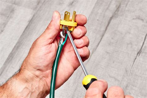 How to Replace an Extension Cord Plug