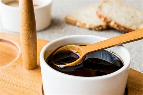 Treacle vs. Molasses: 4 Key Differences Between the Syrups - 2022 ...