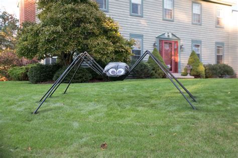 Giant Spider Decoration: An Easy and Cheap DIY Halloween Decoration