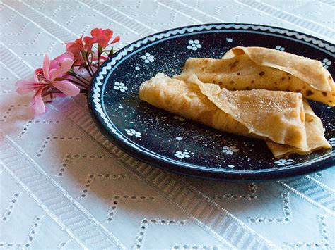 Palatschinken mit Marillenmarmelade - der österreichische Klassiker