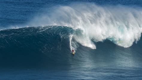 Jaws: The Ultimate Challenge for Big Wave Surfers - Yeeew! Mag