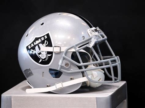 Oakland Raiders: http://yi.nzc.am/b8ceqU | Football helmets, Oakland ...