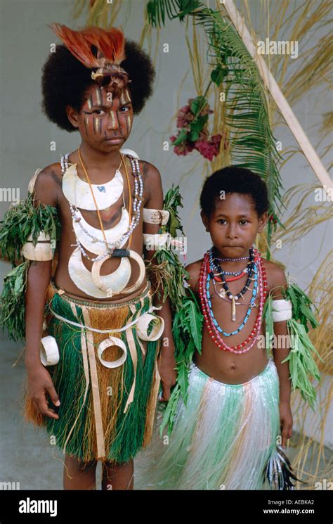 Children in traditional dress Papua New Guinea Stock Photo - Alamy