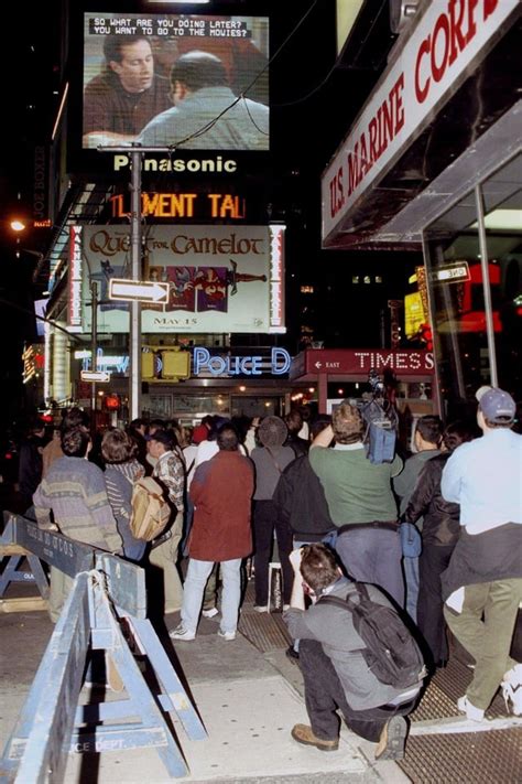 New Yorkers stop to watch the "Seinfeld" finale in Times Square : r ...