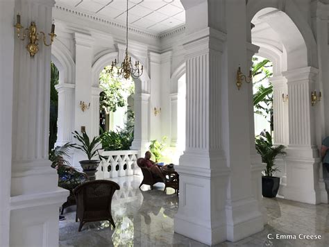 An Iconic Luxury Hotel Review: Raffles, Singapore - Adventures of a London Kiwi