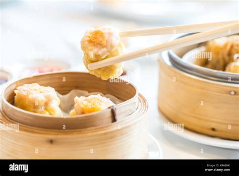 Chinese dim sum Shumai Stock Photo - Alamy