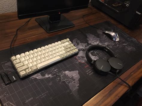 would a white mouse looks better on my setup ? Im considering to buy the G203 btw ...