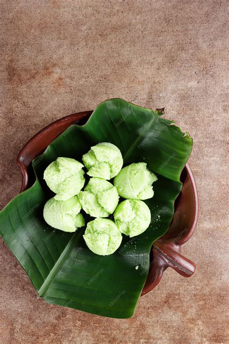 Premium Photo | Kue mangkok pandan or kue apem indonesian traditional ...