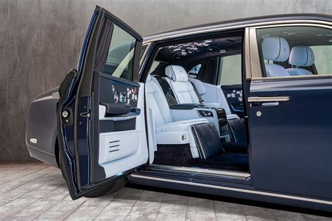 There's a stitched rose garden in this Rolls-Royce Phantom - CNET