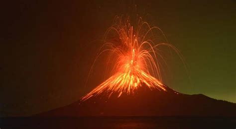 Gunung Anak Krakatau Meletus - gopos.id