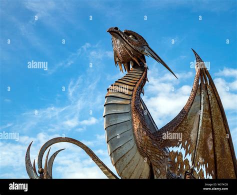 Welsh dragon sculpture hi-res stock photography and images - Alamy