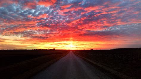 Sfondi : luce del sole, tramonto, strada, campo, nuvole, Alba, sera ...