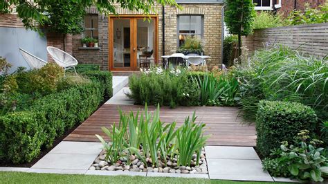 11 small garden layout ideas to consider | GardeningEtc