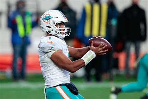 Report: Tua Tagovailoa seen wearing protective tape on wrist and thumb at Miami Dolphins ...