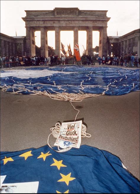 German Reunification: archive pictures show Unity Day as it happened 30 years ago | Euronews