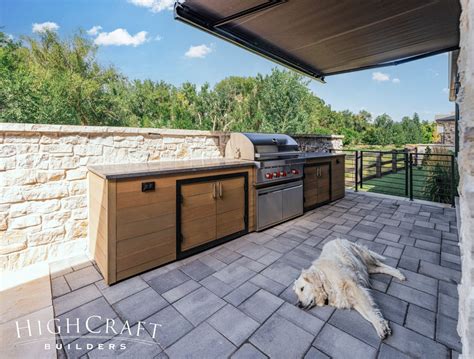 6 Outdoor Kitchens with Built-in Barbeques