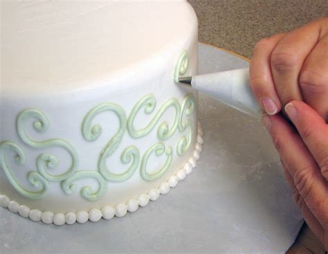 File:Piping buttercream onto cake.JPG - Wikipedia