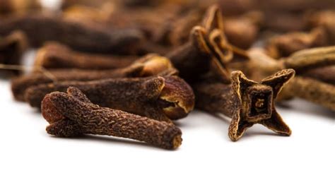 Cloves: History, Flavor, Benefits, Uses